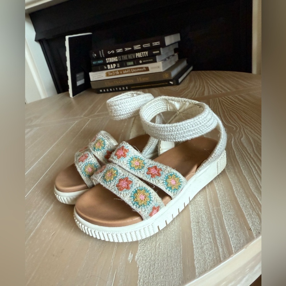 Mia|Baby girl, toddler off white Embroidered floral sandals in boho style•••8 - Picture 5 of 9
